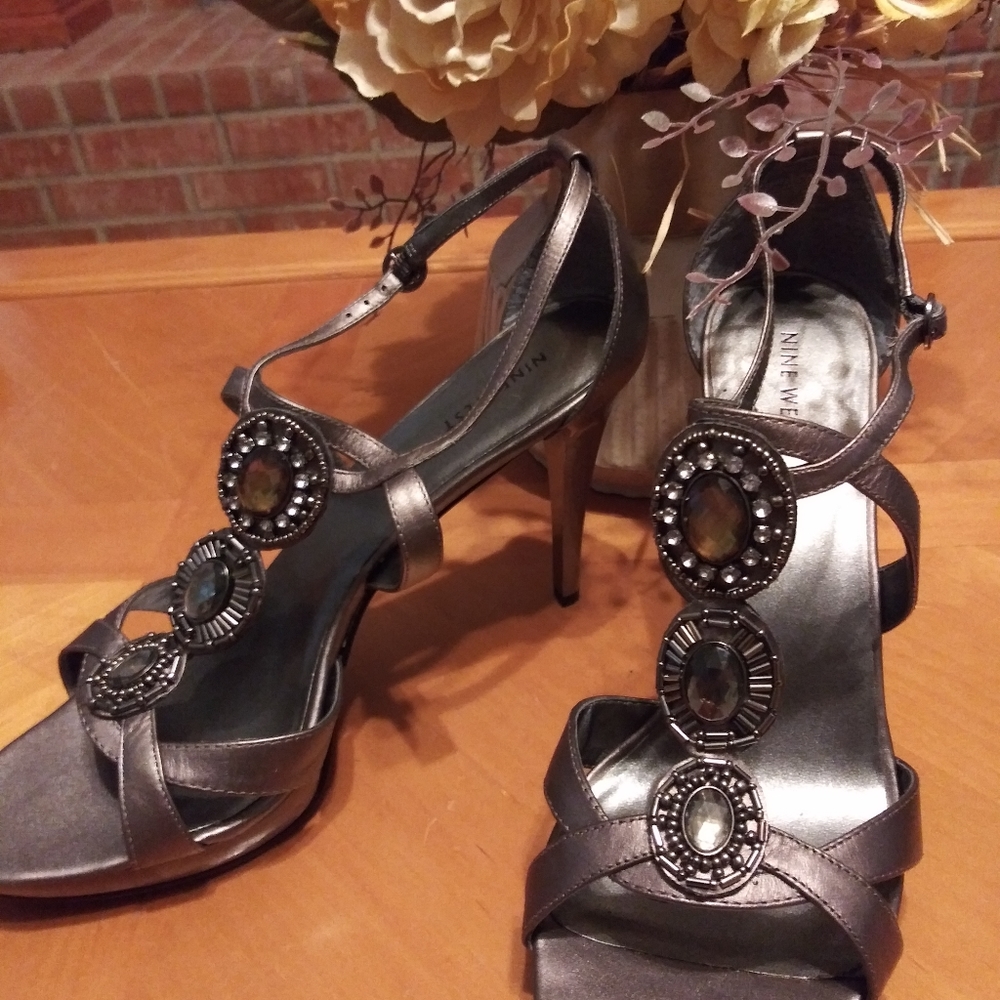 Brand new Nine West platform heel.